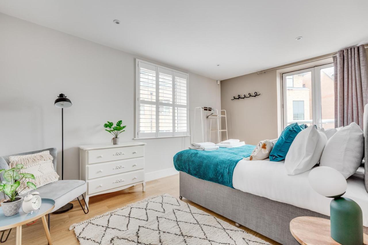 Executive 2 Bedroom Apt City Centre Free Pkg , Wifi By Tent Serviced Apartments Staines-upon-Thames Екстер'єр фото