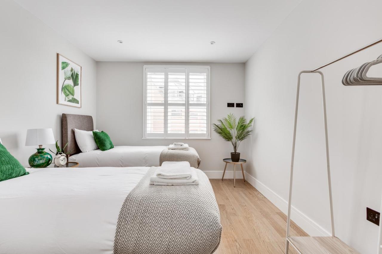 Executive 2 Bedroom Apt City Centre Free Pkg , Wifi By Tent Serviced Apartments Staines-upon-Thames Екстер'єр фото